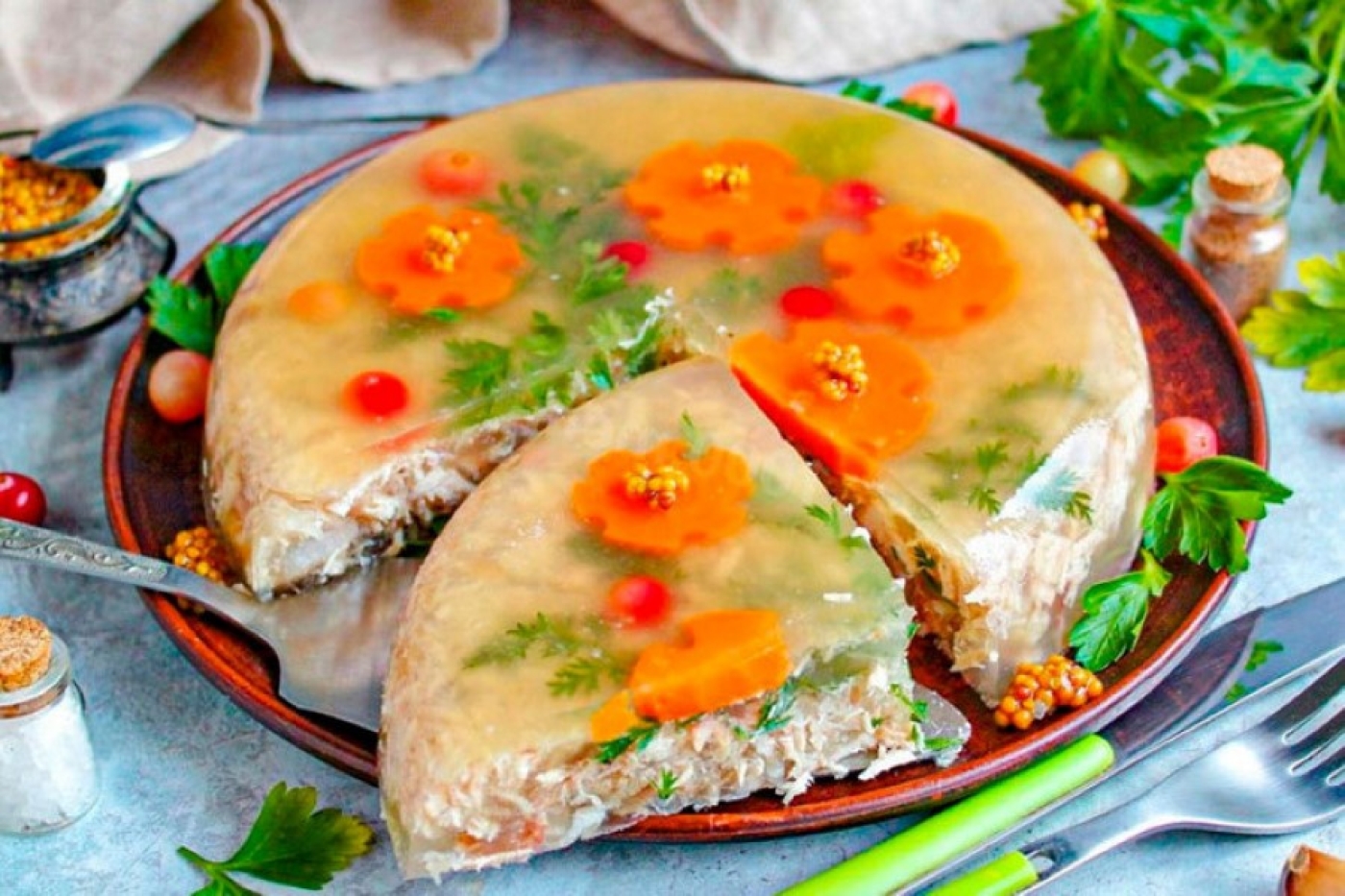 Холодец - это самая полезная закуска? Врач развенчала три мифа о еде