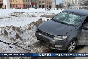 В Витебске МАЗ столкнулся с легковушкой, она вылетела на тротуар и сбила мужчину