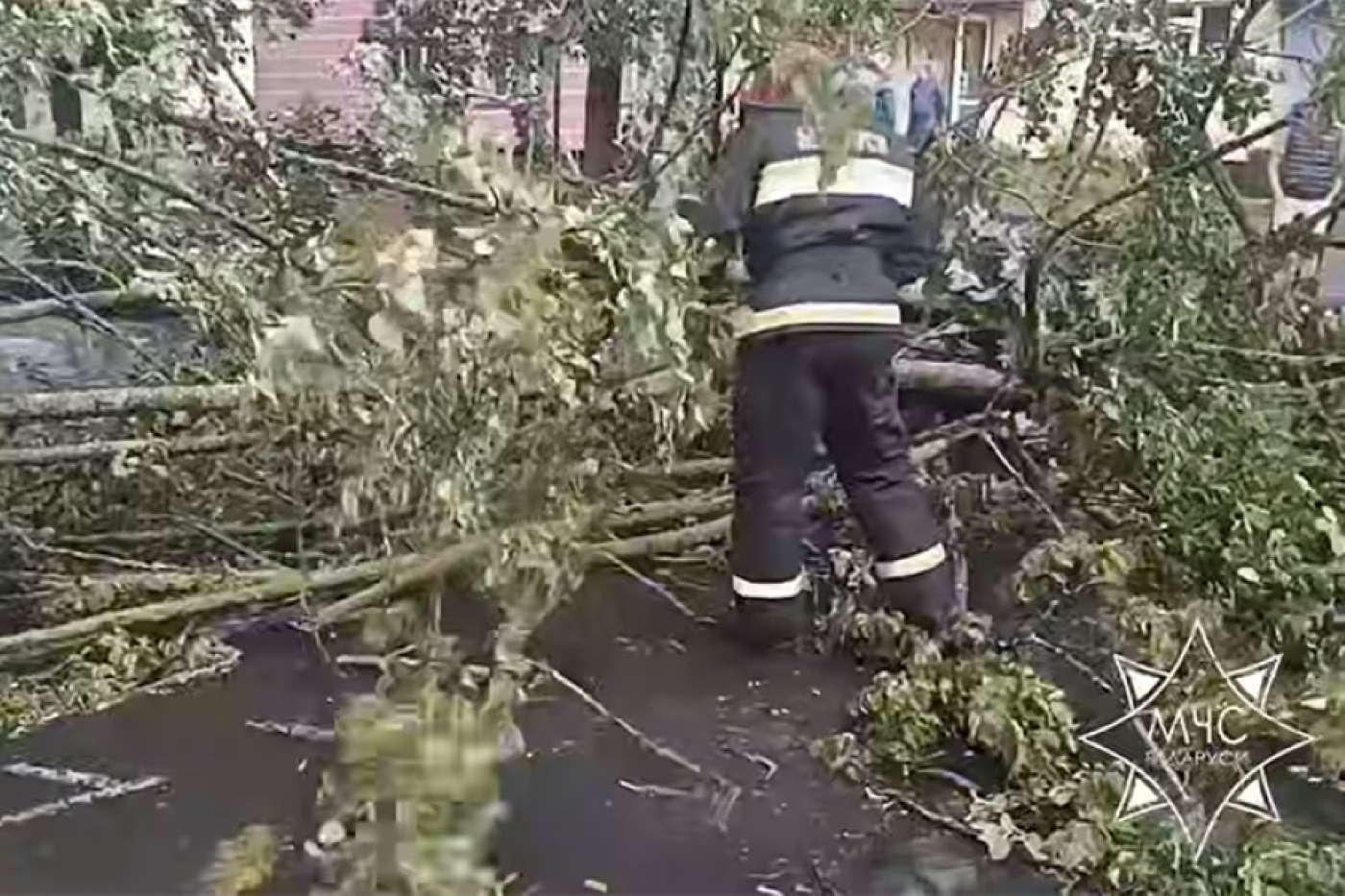 Спасатели ликвидировали последствия непогоды в Минске и Брестской области
