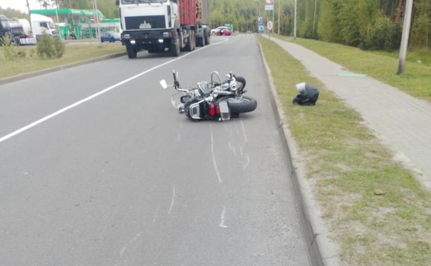 ДТП в Березино: мотоциклист не справился с управлением, наехал на бордюр и попал в больницу