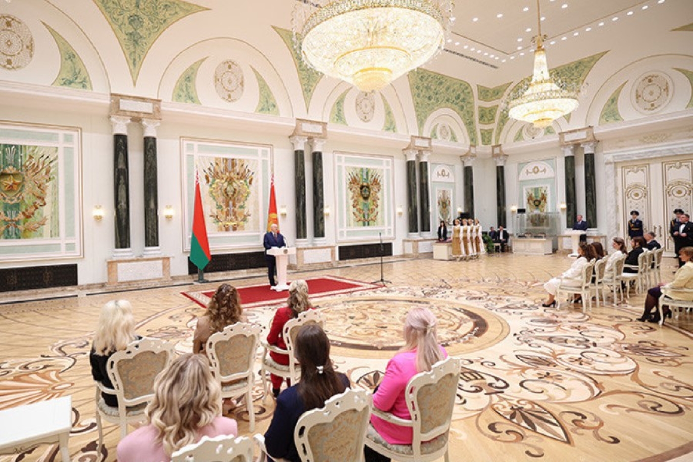 Едины в стремлении сделать страну лучше. Лукашенко в преддверии 8 Марта вручил женщинам госнаграды