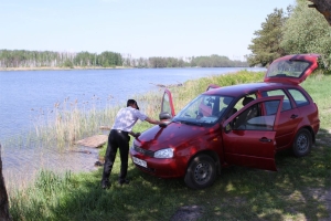 Стоянка автомобиля вблизи водоема по правилам