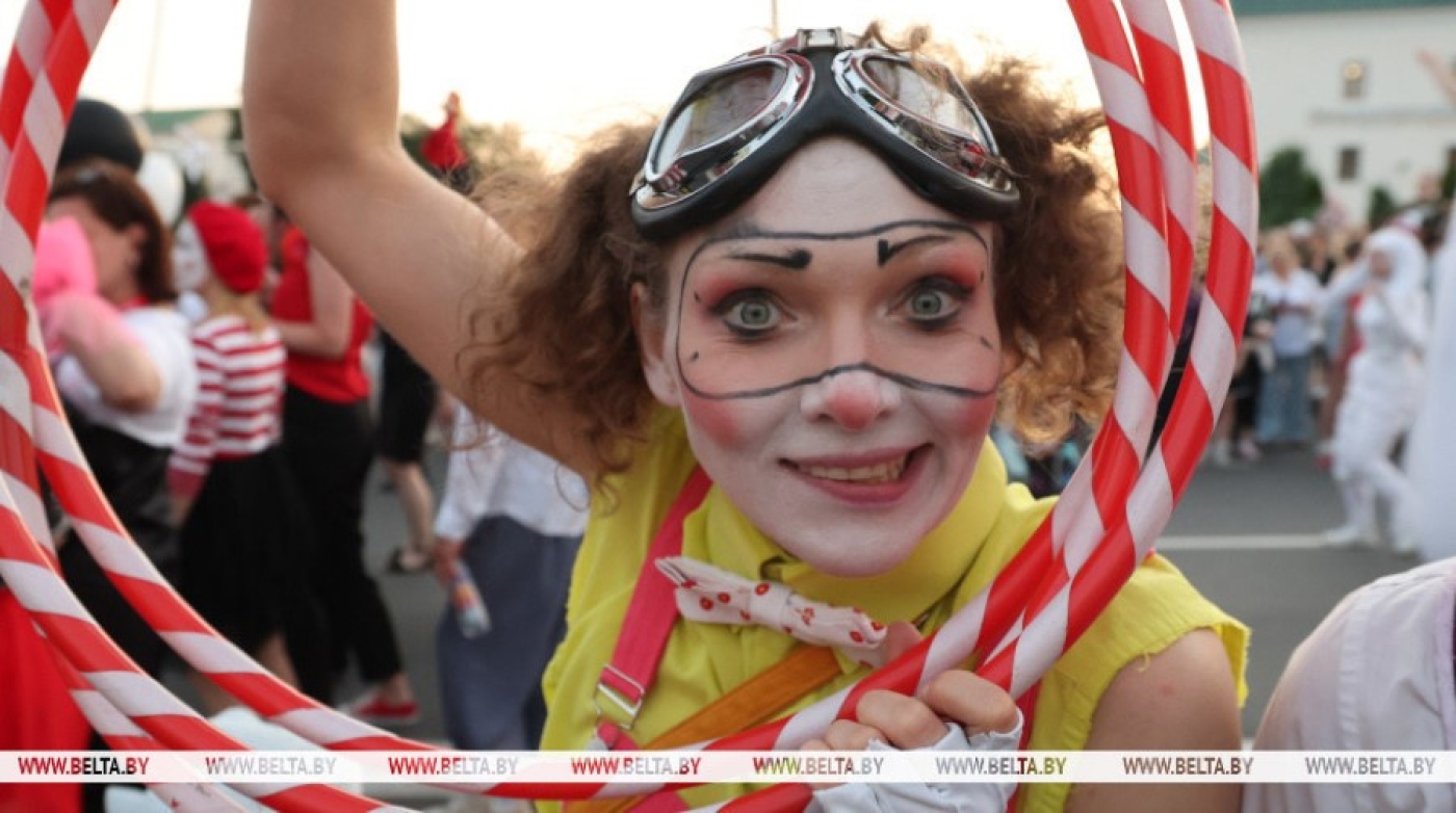 Красочное шествие по улицам Витебска провели участники феста "На семи ветрах"