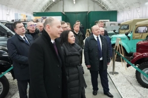 Ульяновский завод УАЗ представил Кушнаренко экологичные пикапы на LPG и CNG и новую линию сборки