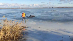 На Солигорском водохранилище под лед провалился рыбак