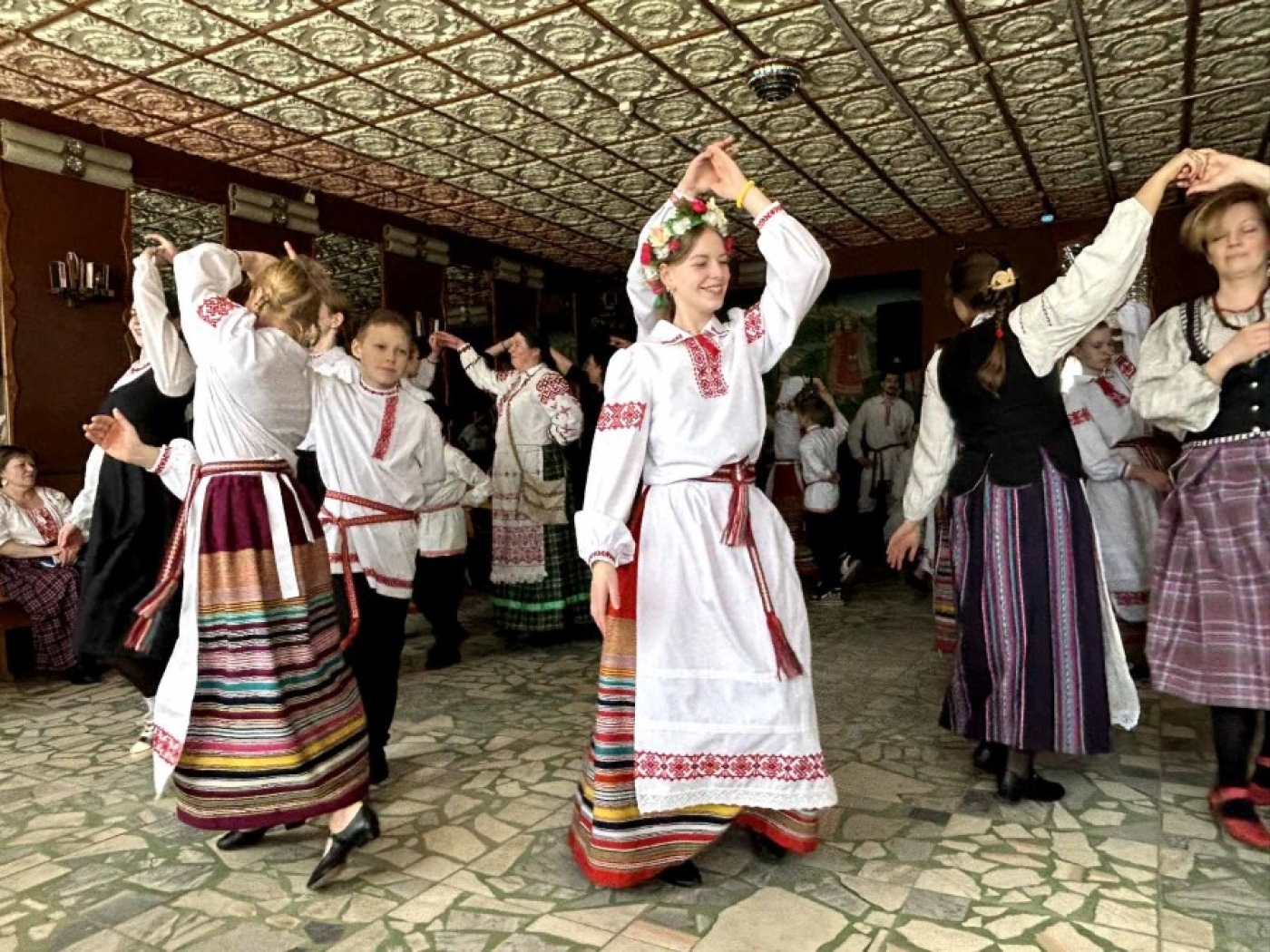 І сябе паказалі, і на другіх паглядзелі! У Новінскім СДК прайшла фальклорная этна-вечарынка &quot;Танцуем усе разам!&quot;.