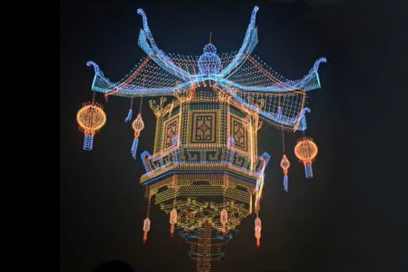 Китай установил мировой рекорд: в небо одновременно взлетели 22 580 дронов в световом шоу