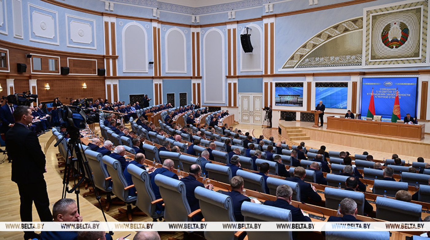 Лукашенко: нужно увязать зарплату руководителя с результатами работы сельхозорганизации