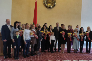 Сегодня в торжественной обстановке 19 многодетных матерей Минской области награждены орденом Матери