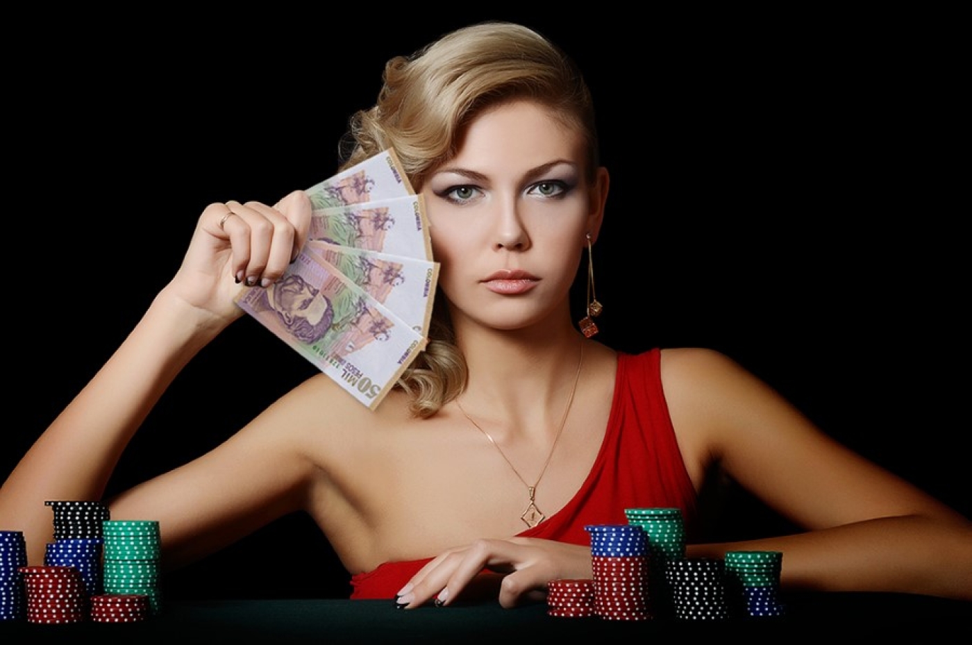 Жительница Лунинецкого района втайне от мужа воровала на работе и брала кредиты для азартных игр