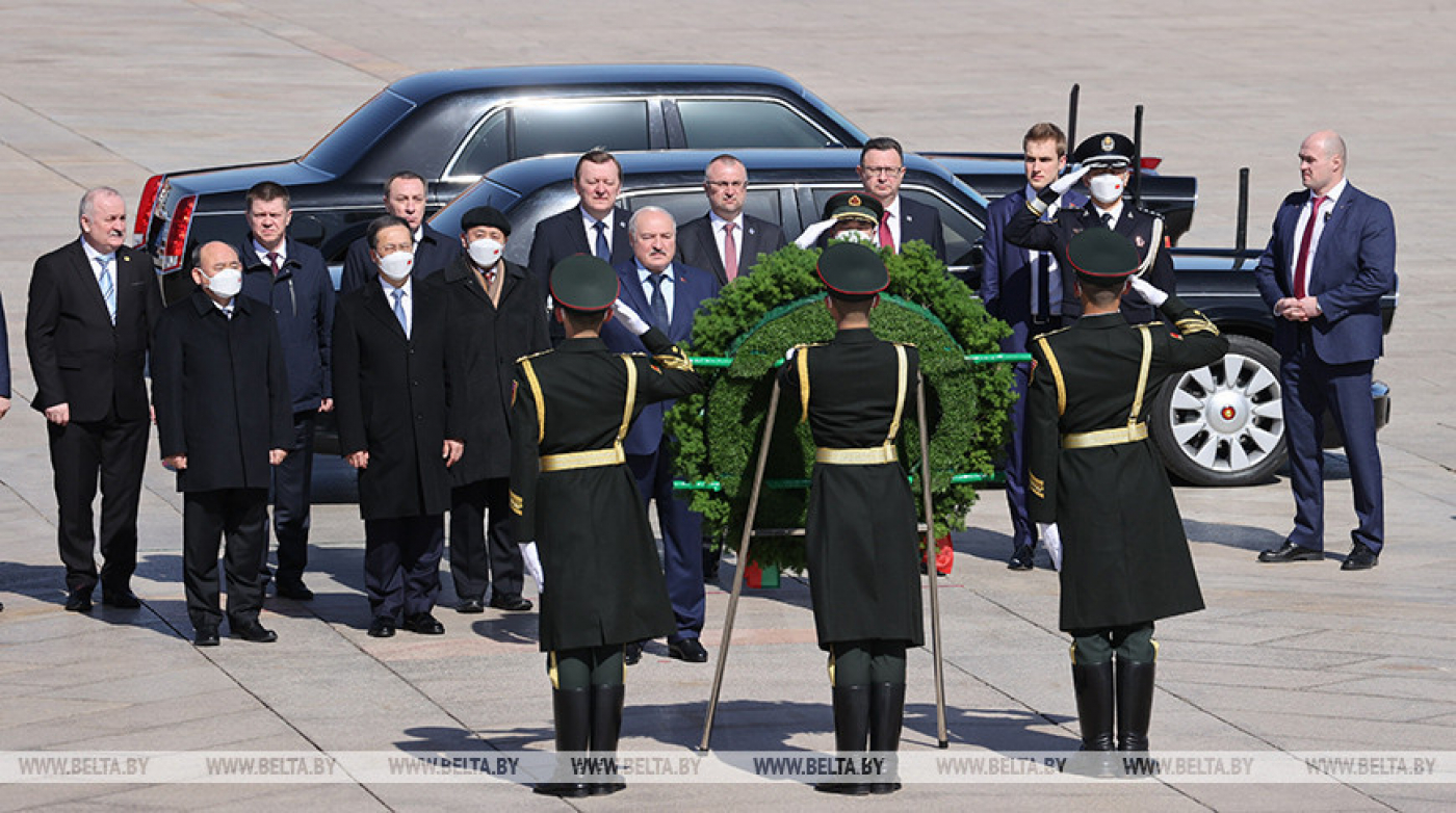 Лукашенко в Пекине возложил венок к Памятнику народным героям